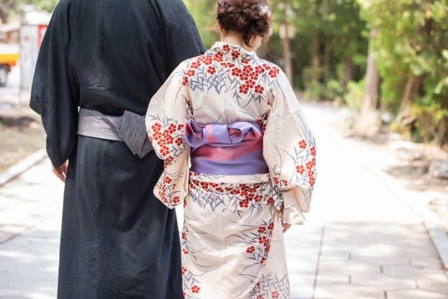 和装で並んで歩く二人の後ろ姿