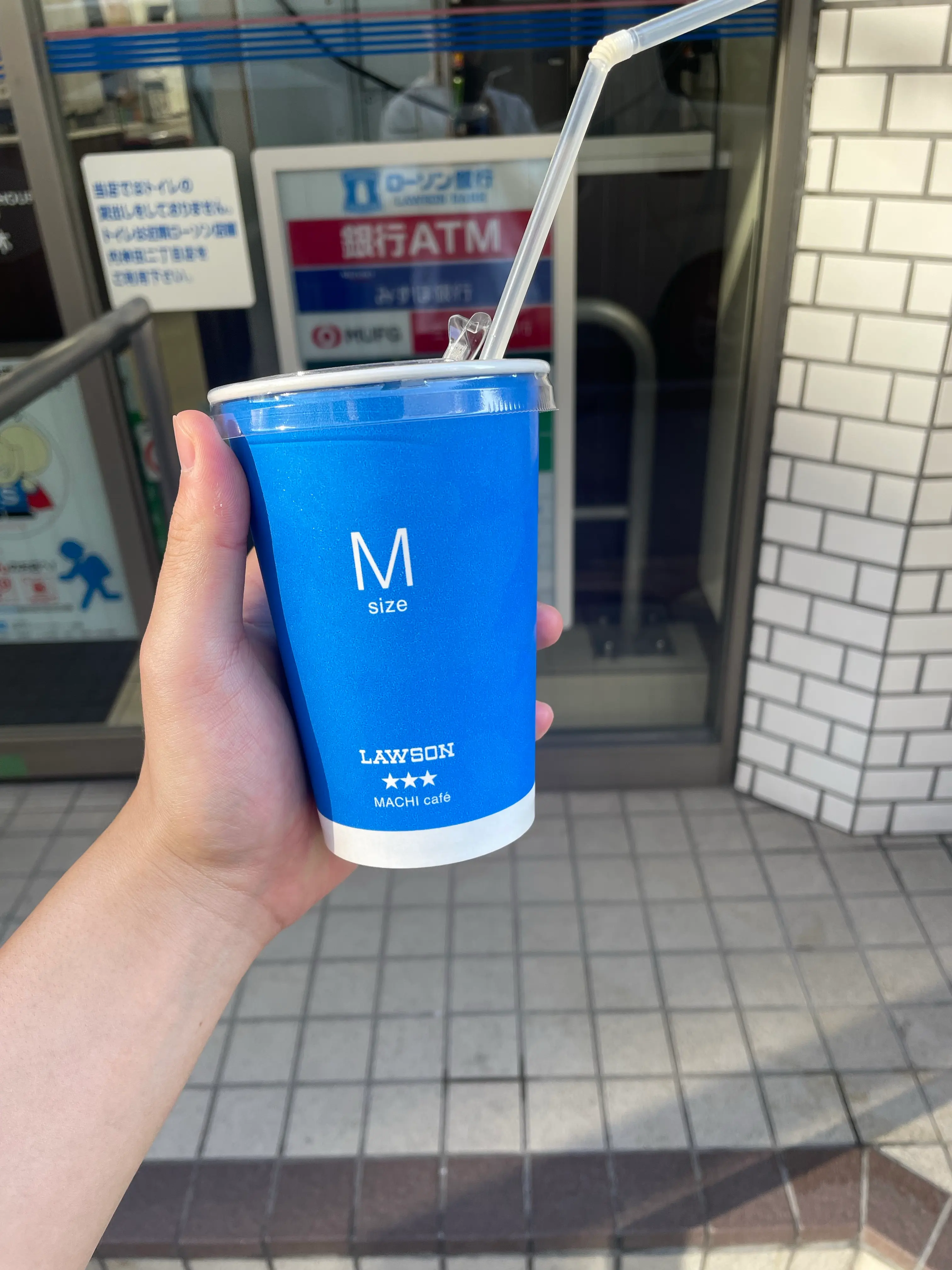 ローソンのマシンでアイスミルクティーを作る様子
