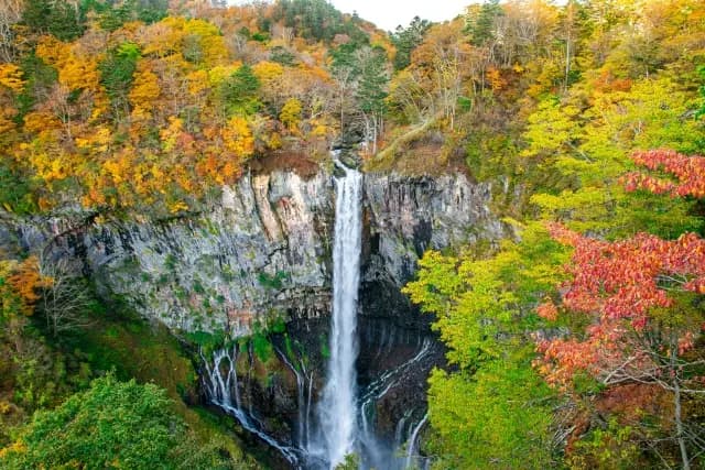 紅葉の山あいを落ちる華厳ノ滝