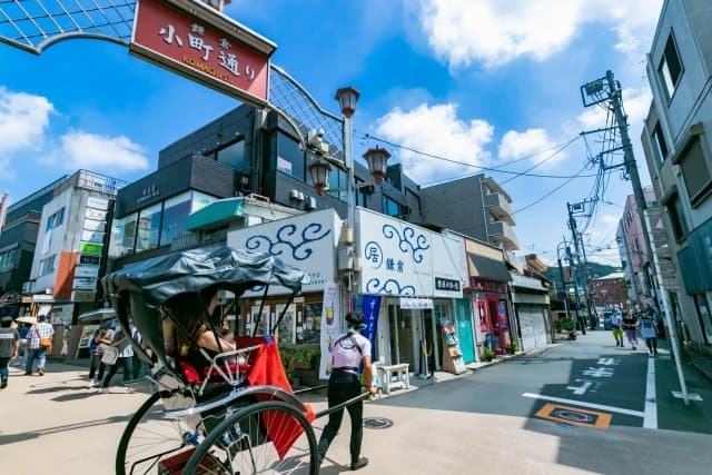 小町通りの入口を行く人力車