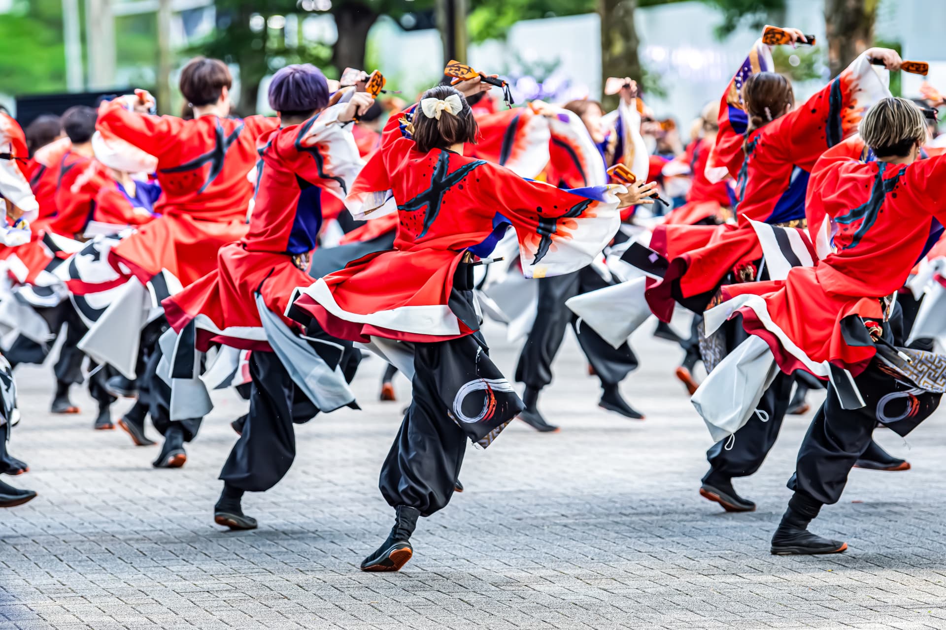追手筋本部競演場で鳴子を鳴らしながら踊るよさこい祭りの踊り子