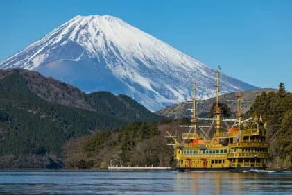 富士山を背に芦ノ湖を進む海賊船