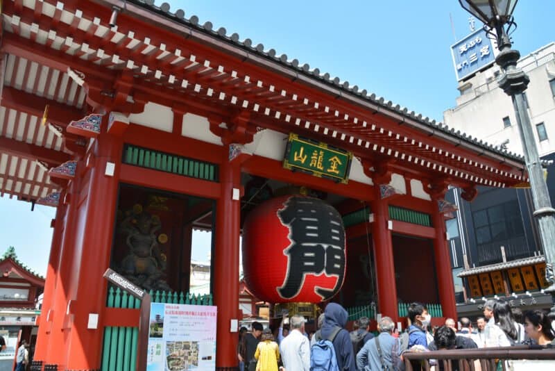 Kaminarimon's great red lantern above a stream of visitors