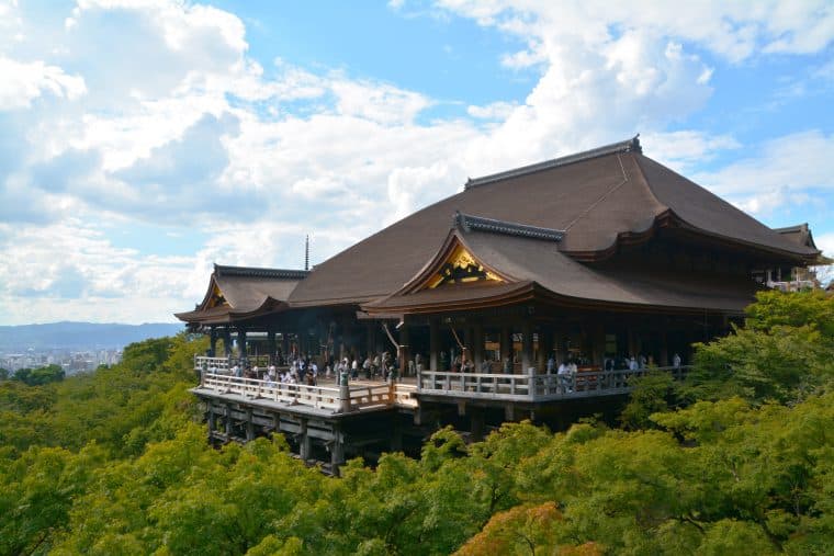 緑の木々の上に張り出した清水寺の本堂と舞台