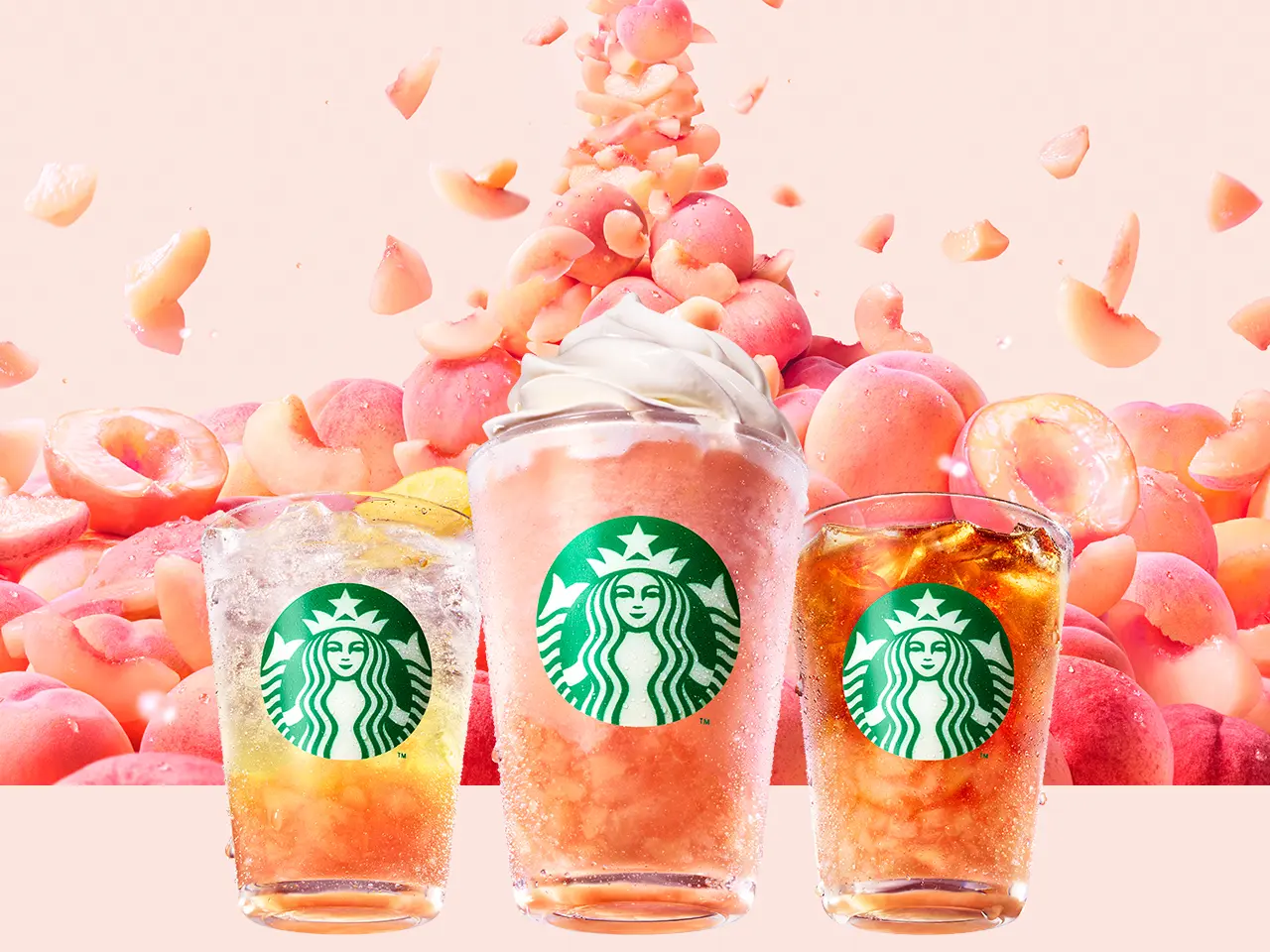 Three Starbucks Japan peach summer drinks — Chillax Soda Peach, the whipped-cream Peach & Peach Milk Frappuccino, and Craft Juicy Peach Tea — with fresh white peaches behind.