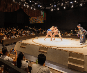 なんばパークスの日楽座で、元力士が本物の土俵で取組を披露する相撲ショー