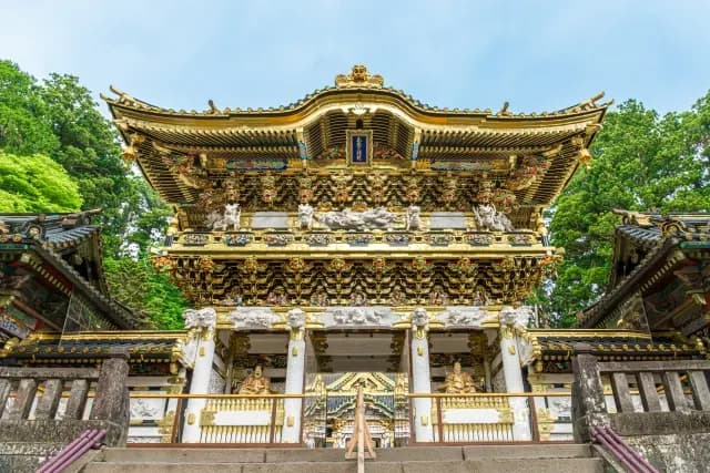 金色の彫刻で飾られた日光東照宮の門