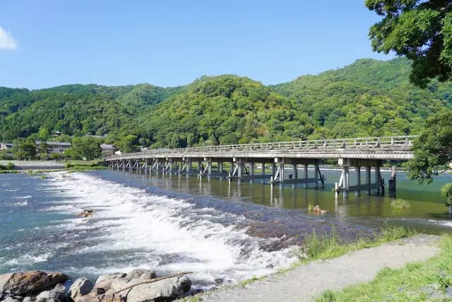 緑の山を背に川に架かる渡月橋
