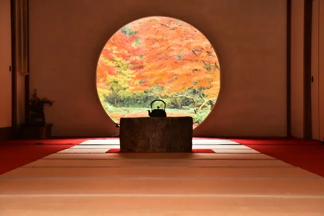 明月院の本堂の丸窓から見える、紅葉した後庭園