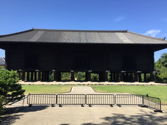 秋の奈良国立博物館の外観と正倉院展ののぼり旗(奈良公園)