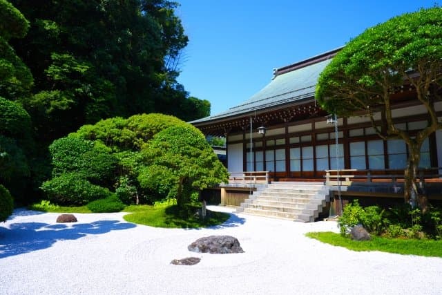 白砂の枯山水の庭と寺の本堂