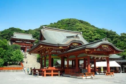 朱塗りの舞殿と、石段の上の本宮