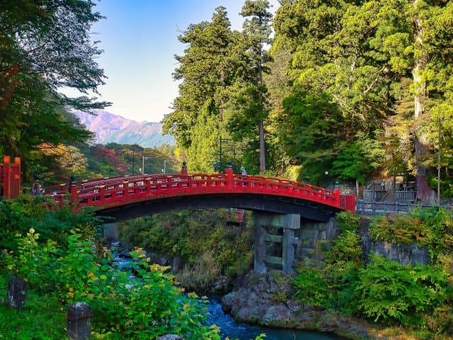 渓流に架かる朱塗りの橋