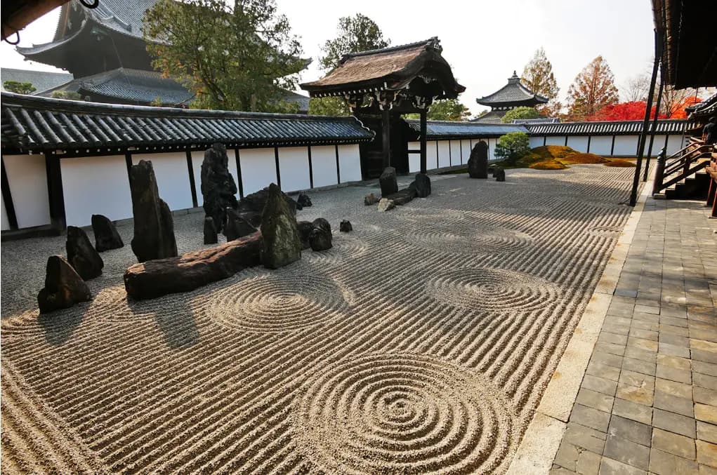 白砂に渦の模様が描かれた東福寺の本坊庭園