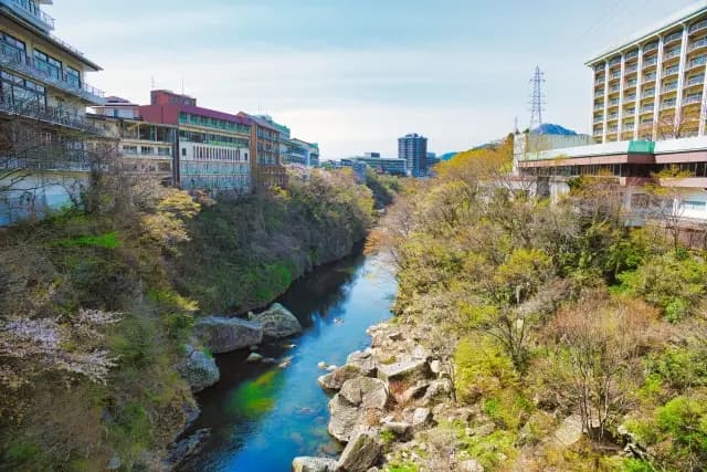 Hotels perched on both banks of a rocky gorge